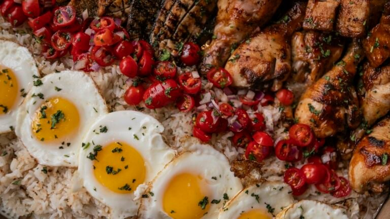Assiette de poulet, œufs et riz, riche en protéines