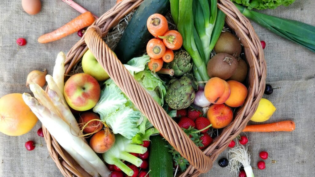 Panier rempli de légumes variés