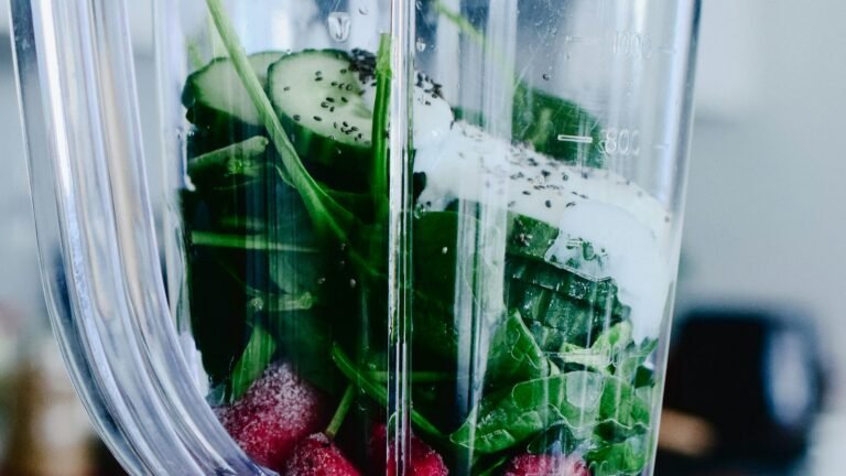Blender rempli d'épinards, framboises, concombre et graines de chia