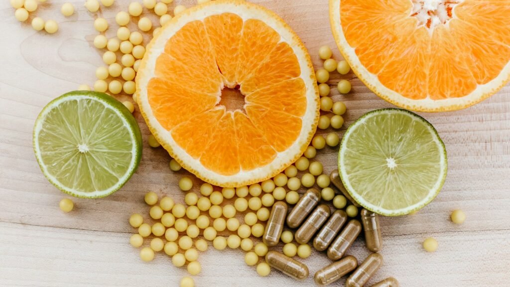 Gélules de compléments alimentaires et tranches d'agrumes
