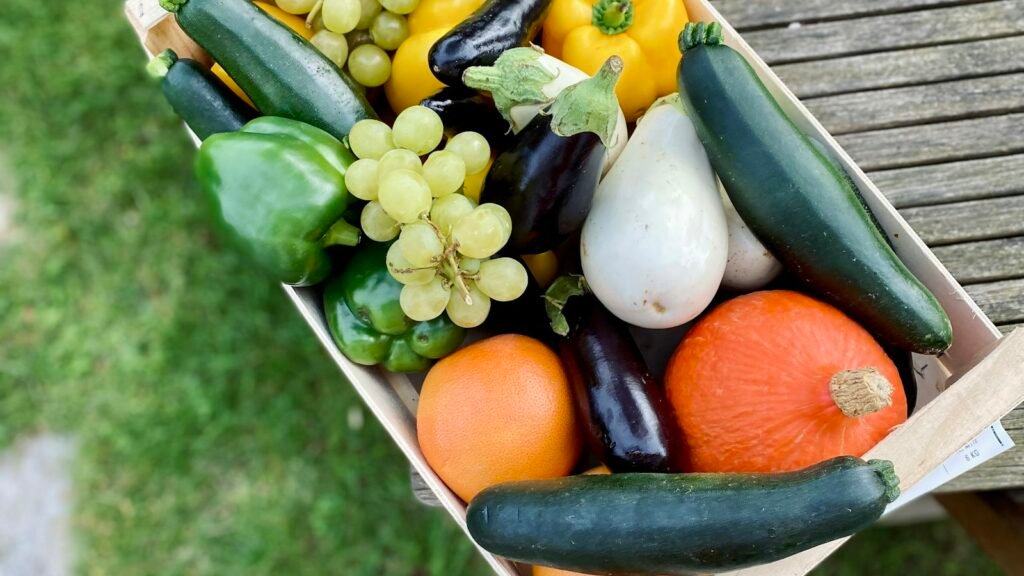 Cagette en bois remplie de fruits et légumes