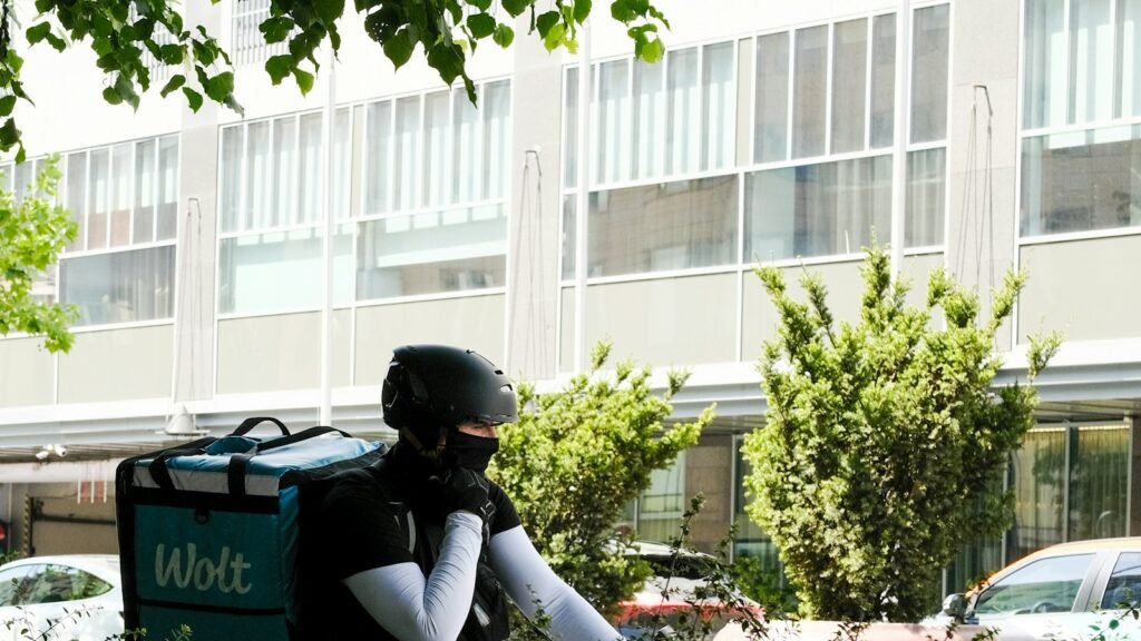 Livreur à vélo avec un sac isotherme