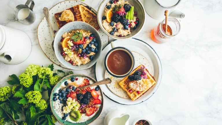 Salades de fruits frais servies dans des bols