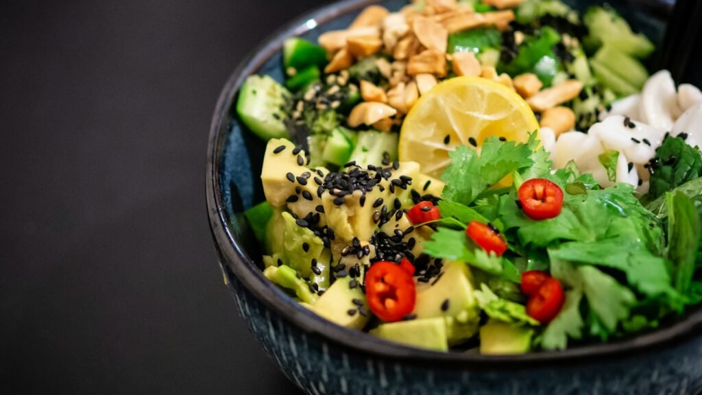 Salade de légumes colorée dans un bol