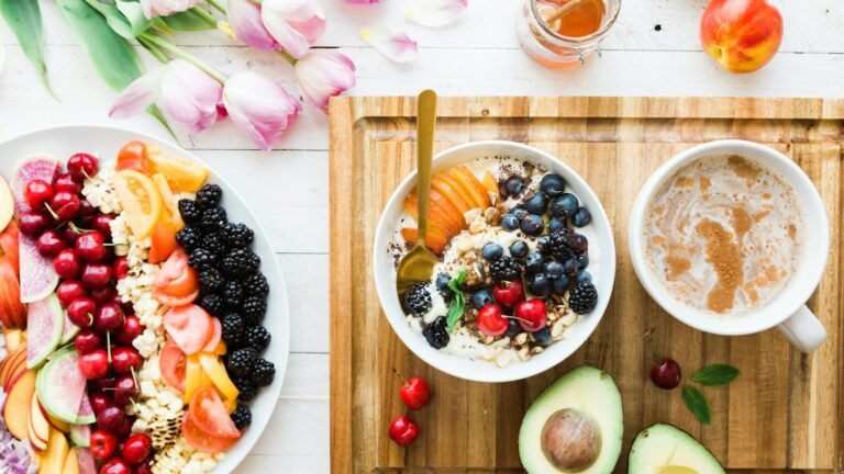 Bol de yaourt aux fruits et tasse de café pour le petit-déjeuner