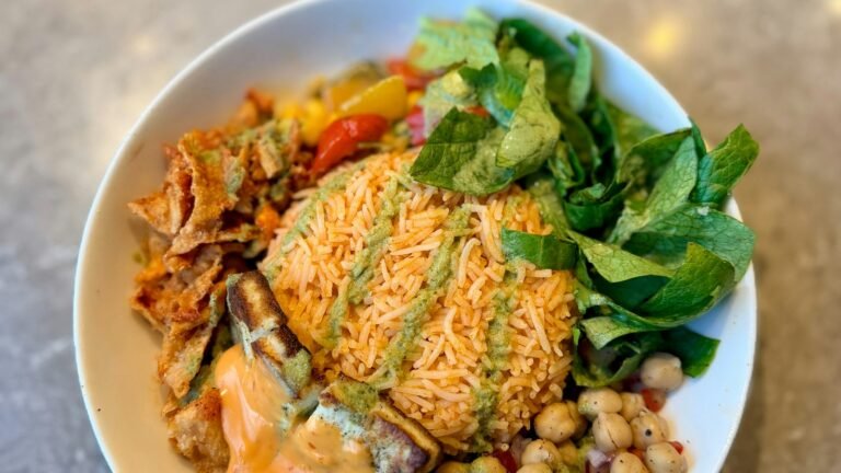 Bol de riz, pois chiches, saumon et salade