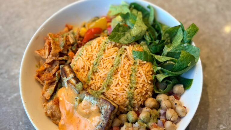 Bol végétarien de riz, pois chiches et crudités