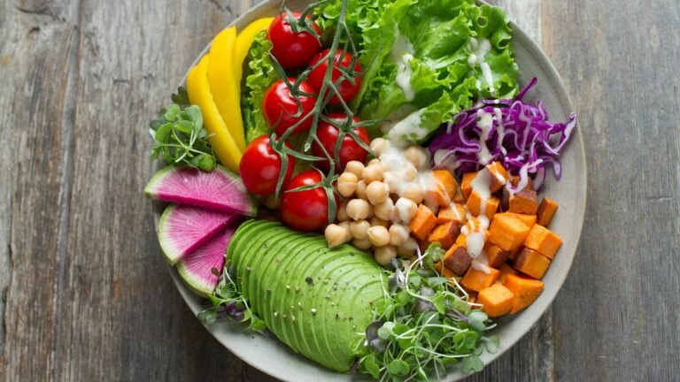 Bol de salade composée aux légumes frais